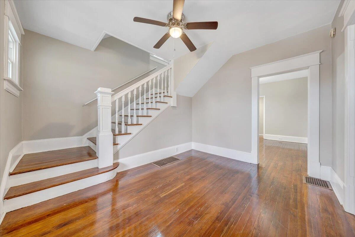 909 Highland AVE SE - Photo 5