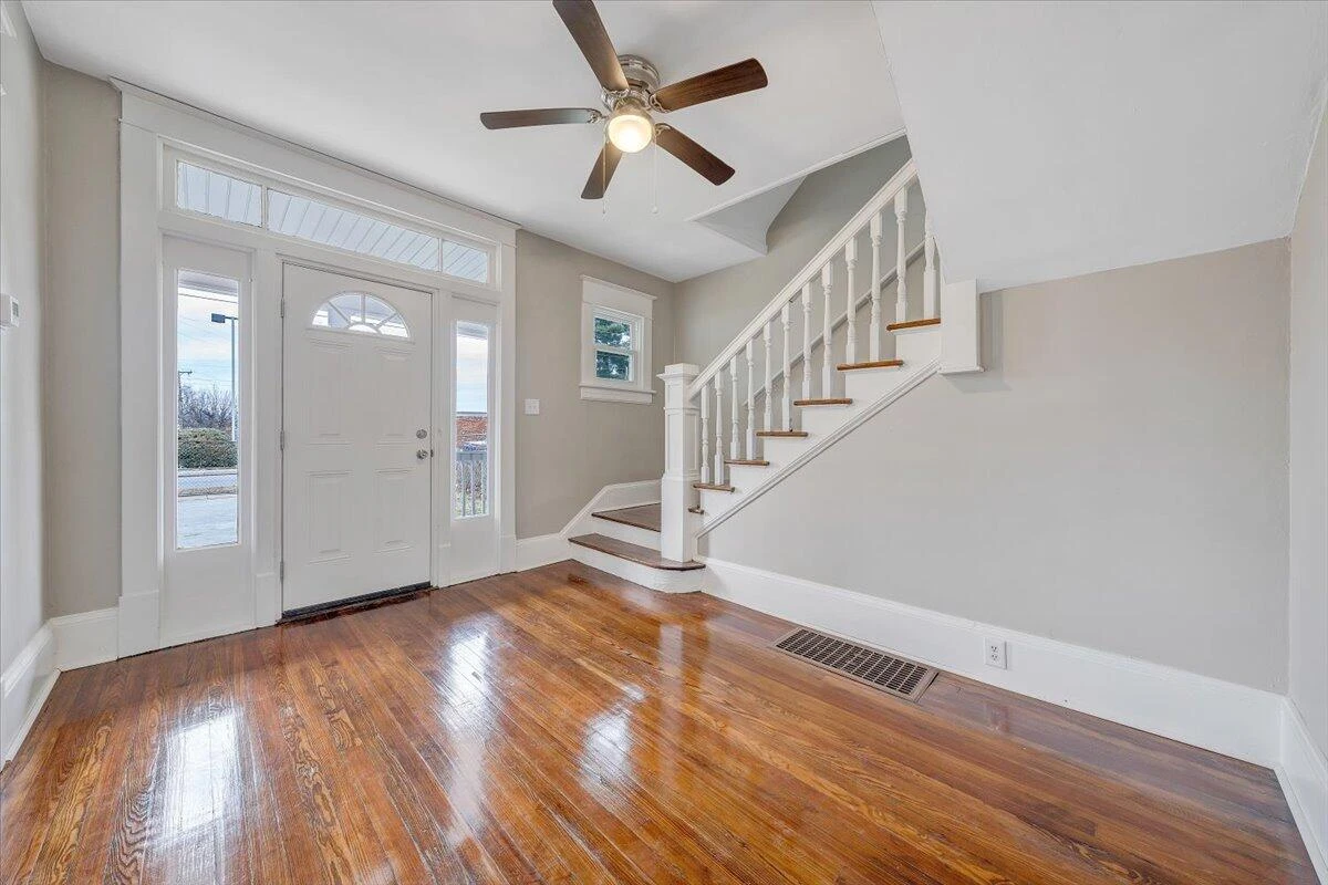 909 Highland AVE SE - Photo 6