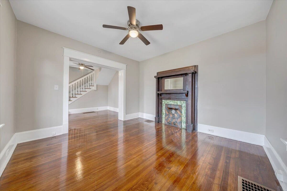 909 Highland AVE SE - Photo 10