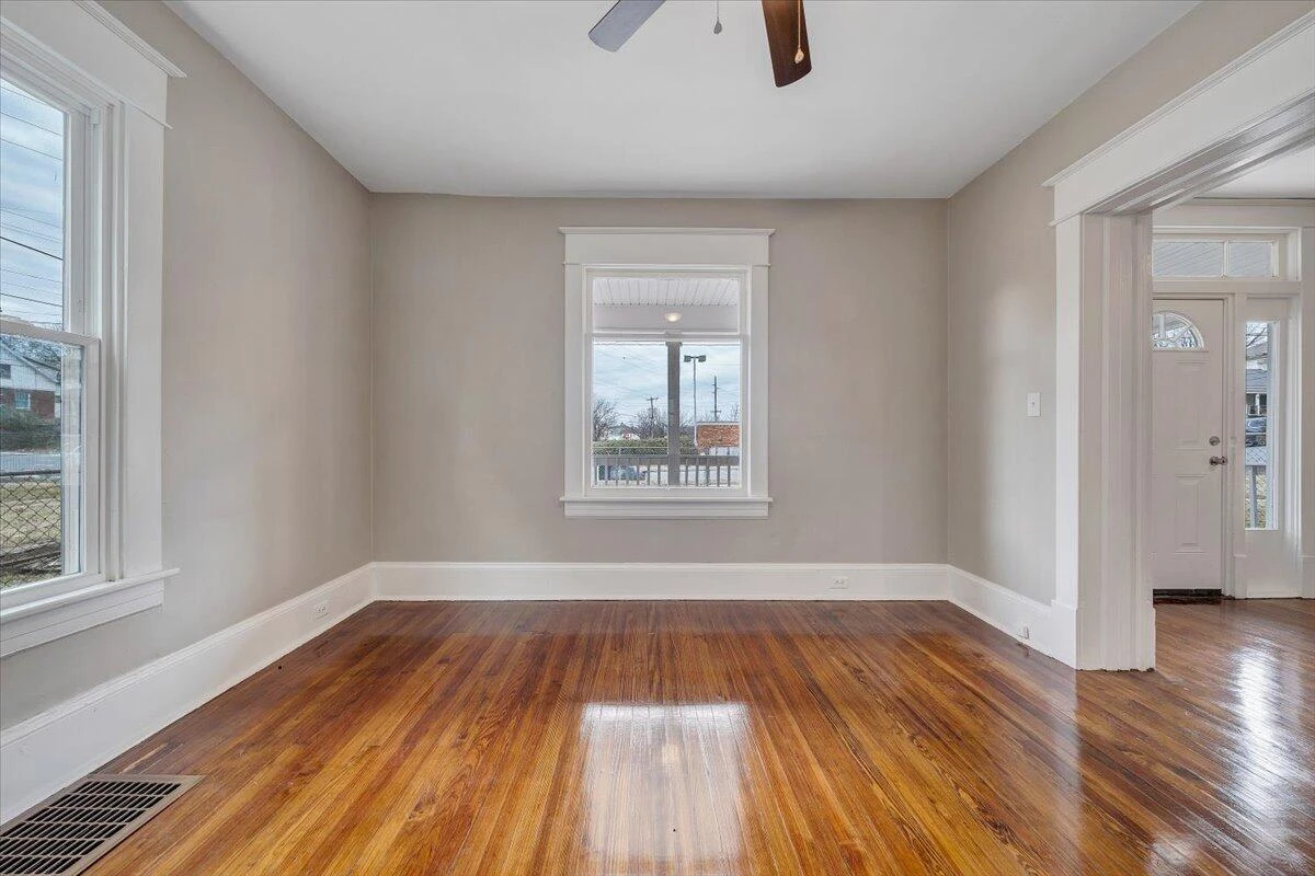 909 Highland AVE SE - Photo 11