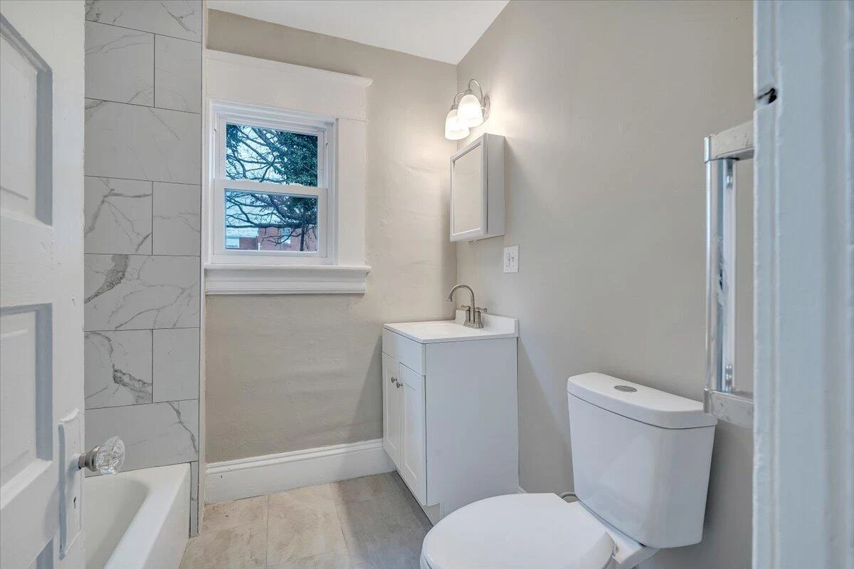 909 Highland AVE SE - Photo 22