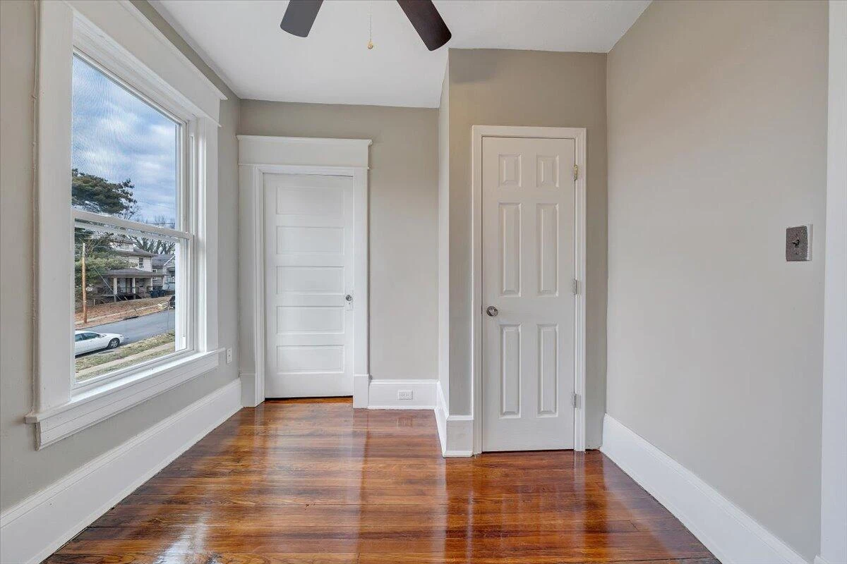 909 Highland AVE SE - Photo 26