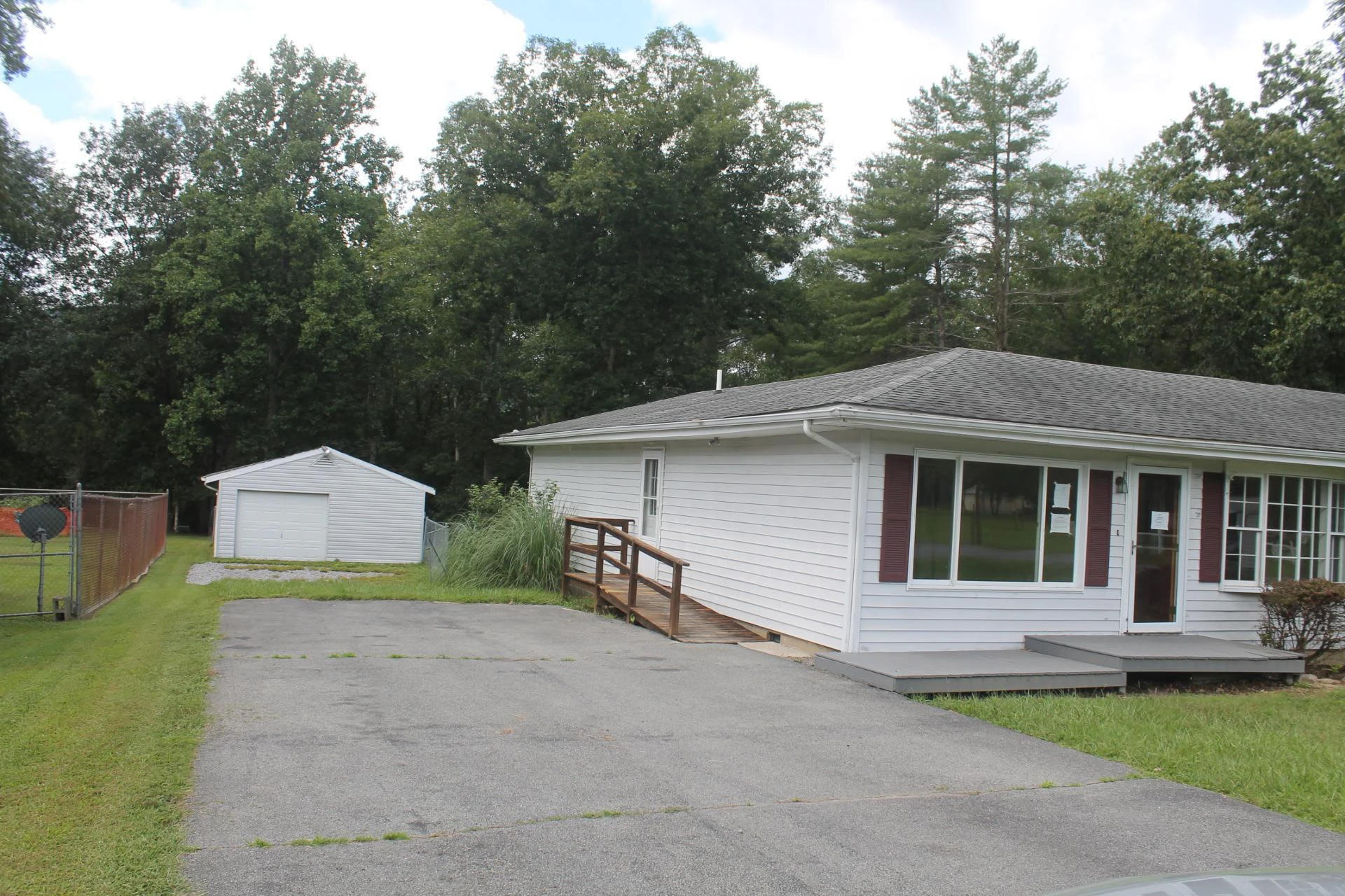 114 Cliffview DR - Photo 2