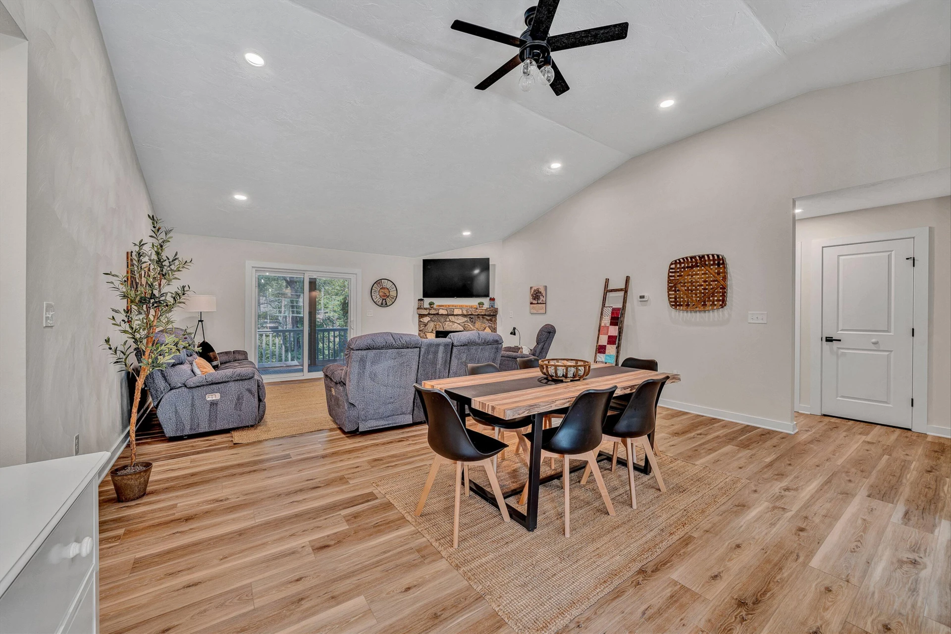 109 Ridgeway CT - Photo 4