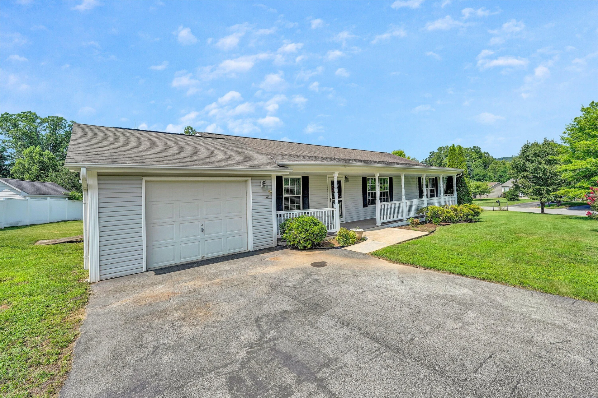 271 Leanor ST - Photo 2