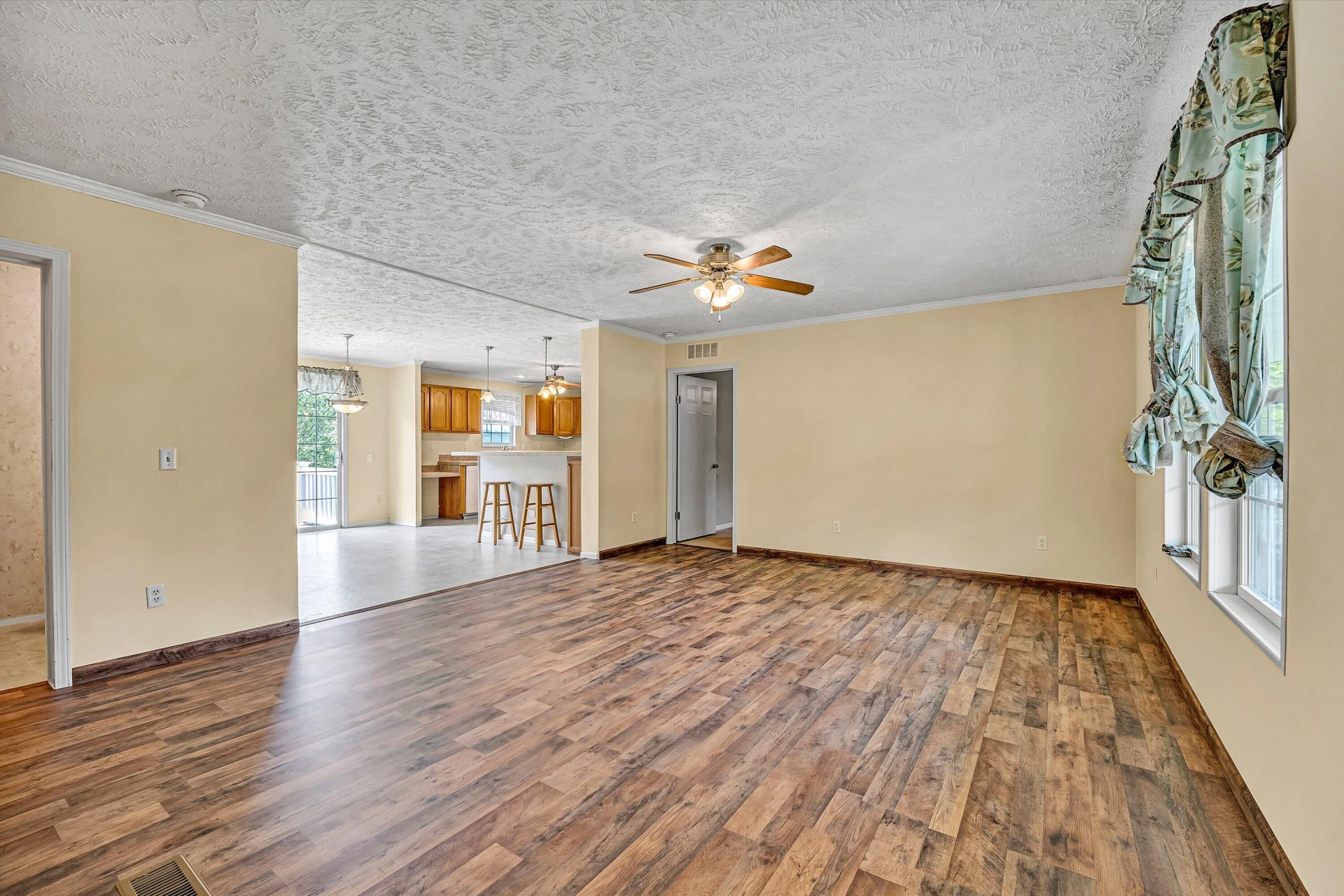 271 Leanor ST - Photo 3