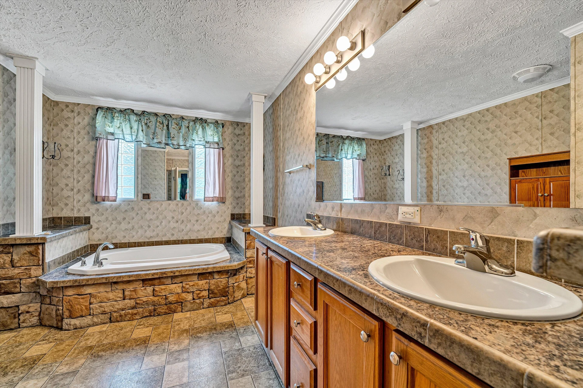 271 Leanor ST - Photo 11