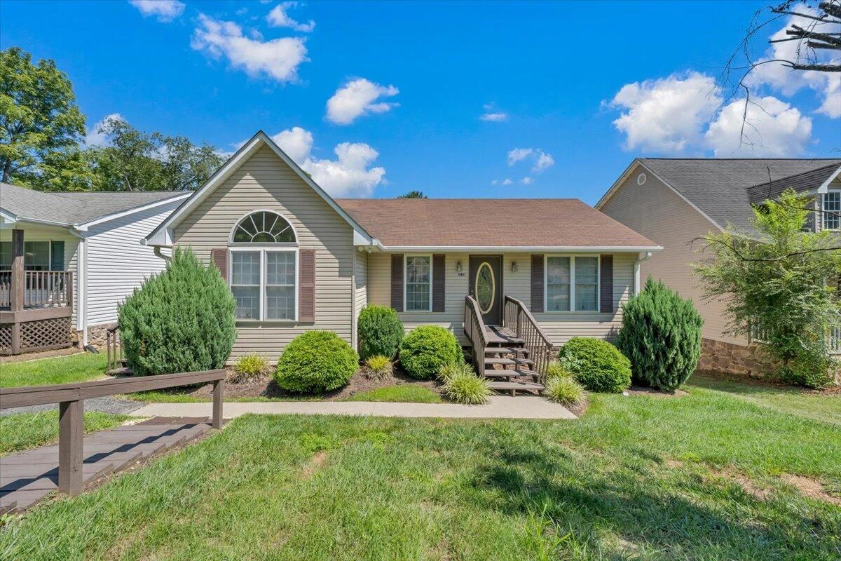 2349 Locust Grove CIR NE