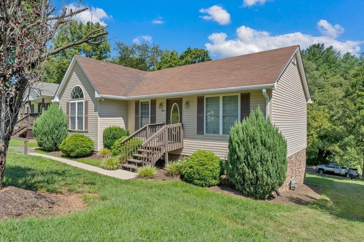 2349 Locust Grove CIR NE - Photo 2