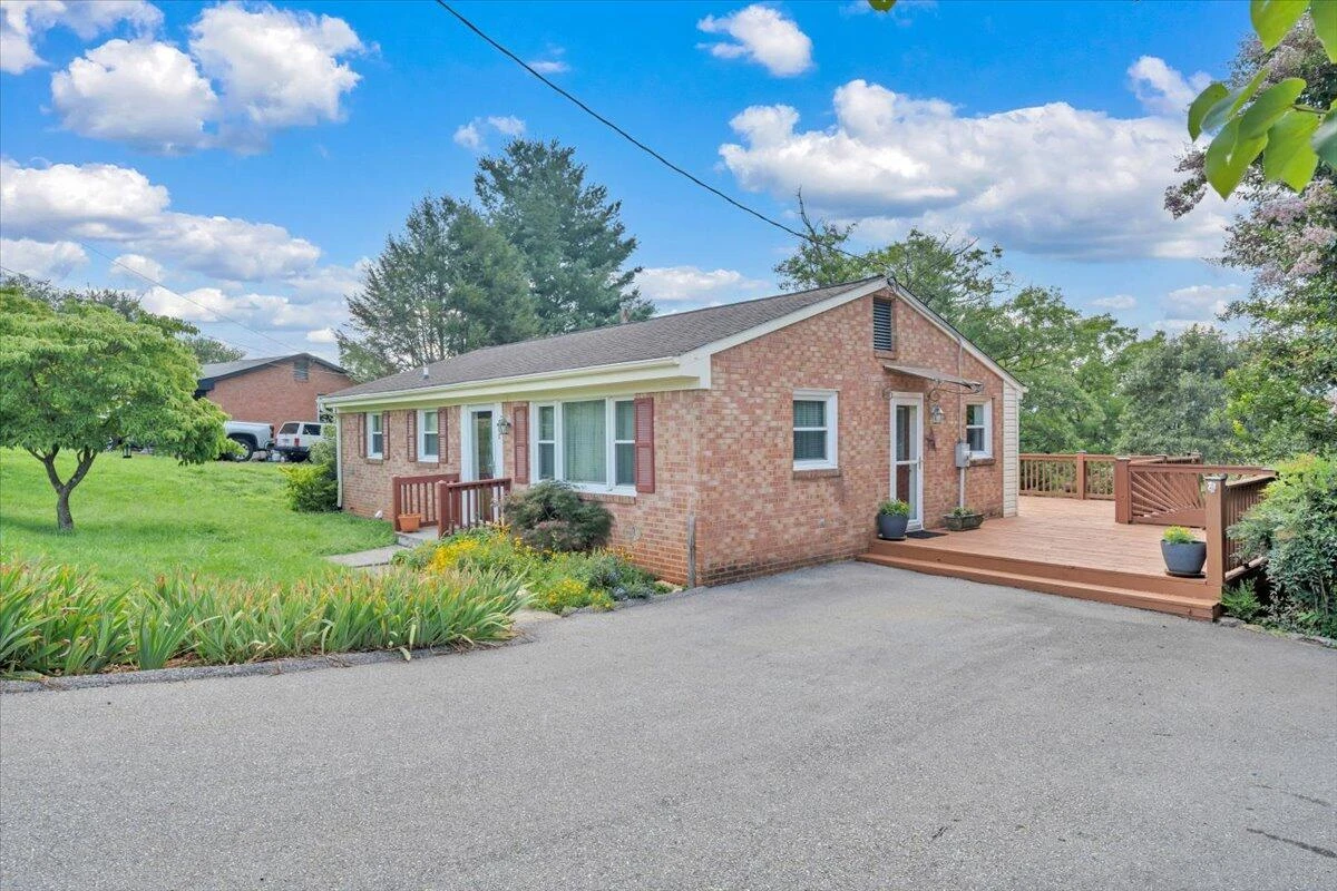 700 Shelbourne AVE