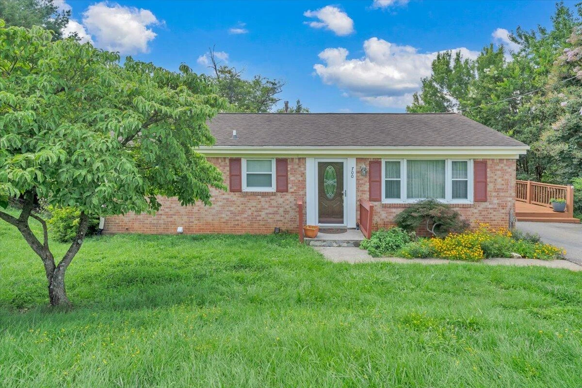 700 Shelbourne AVE - Photo 2