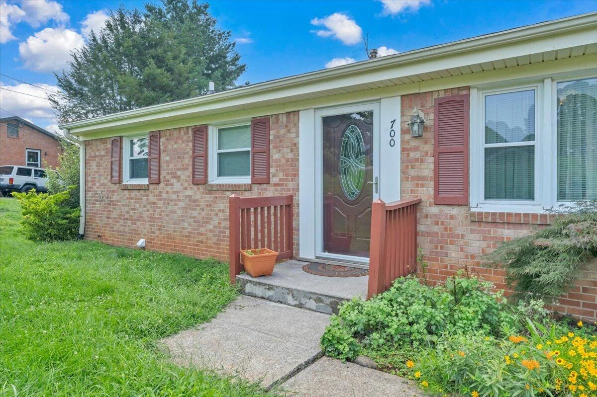 700 Shelbourne AVE - Photo 4