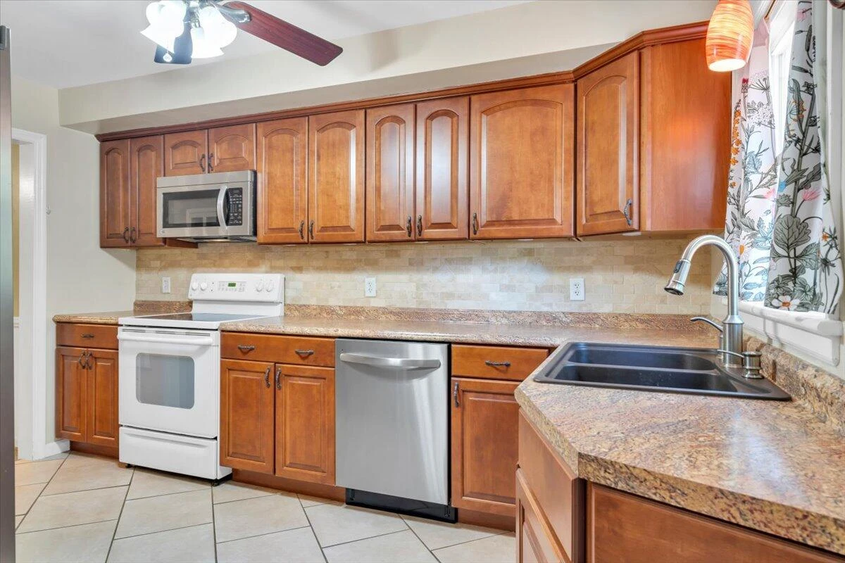 700 Shelbourne AVE - Photo 18