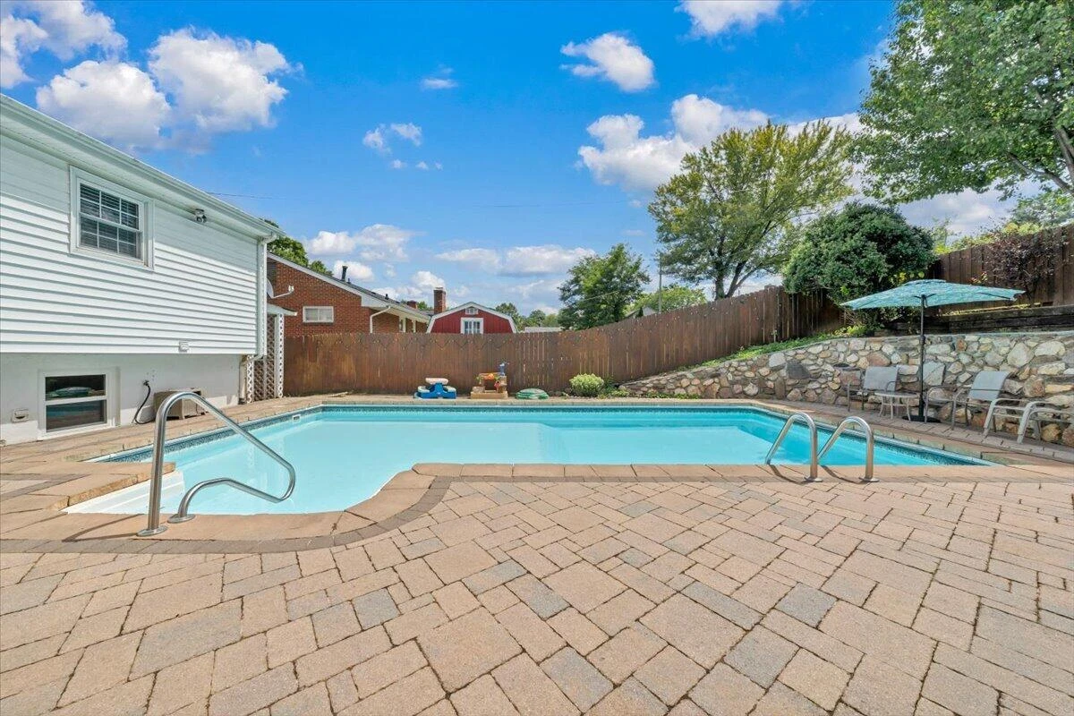 3067 Parham DR - Photo 2