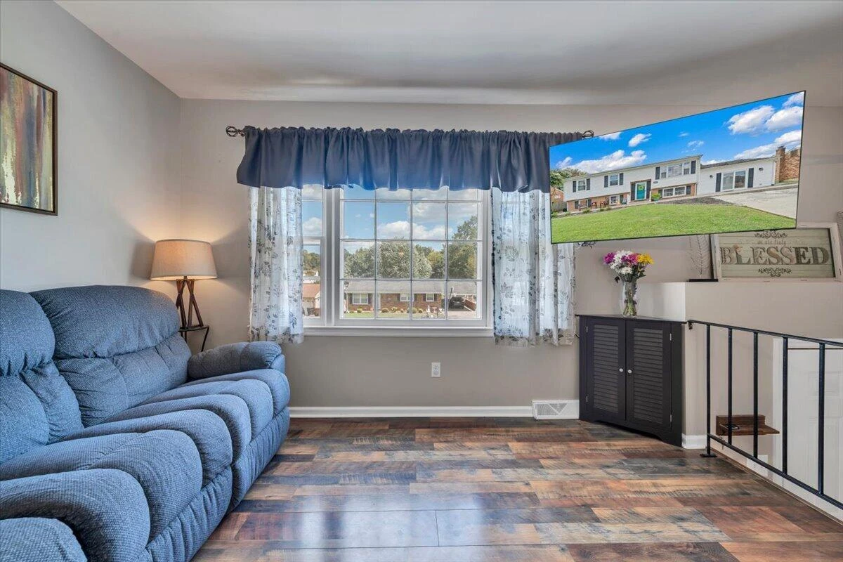 3067 Parham DR - Photo 8
