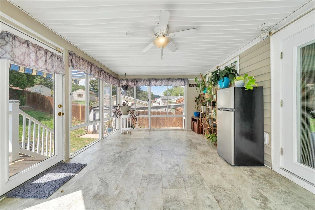 3067 Parham DR - Photo 18