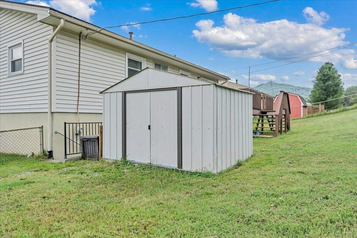 2203 Inge CIR - Photo 31