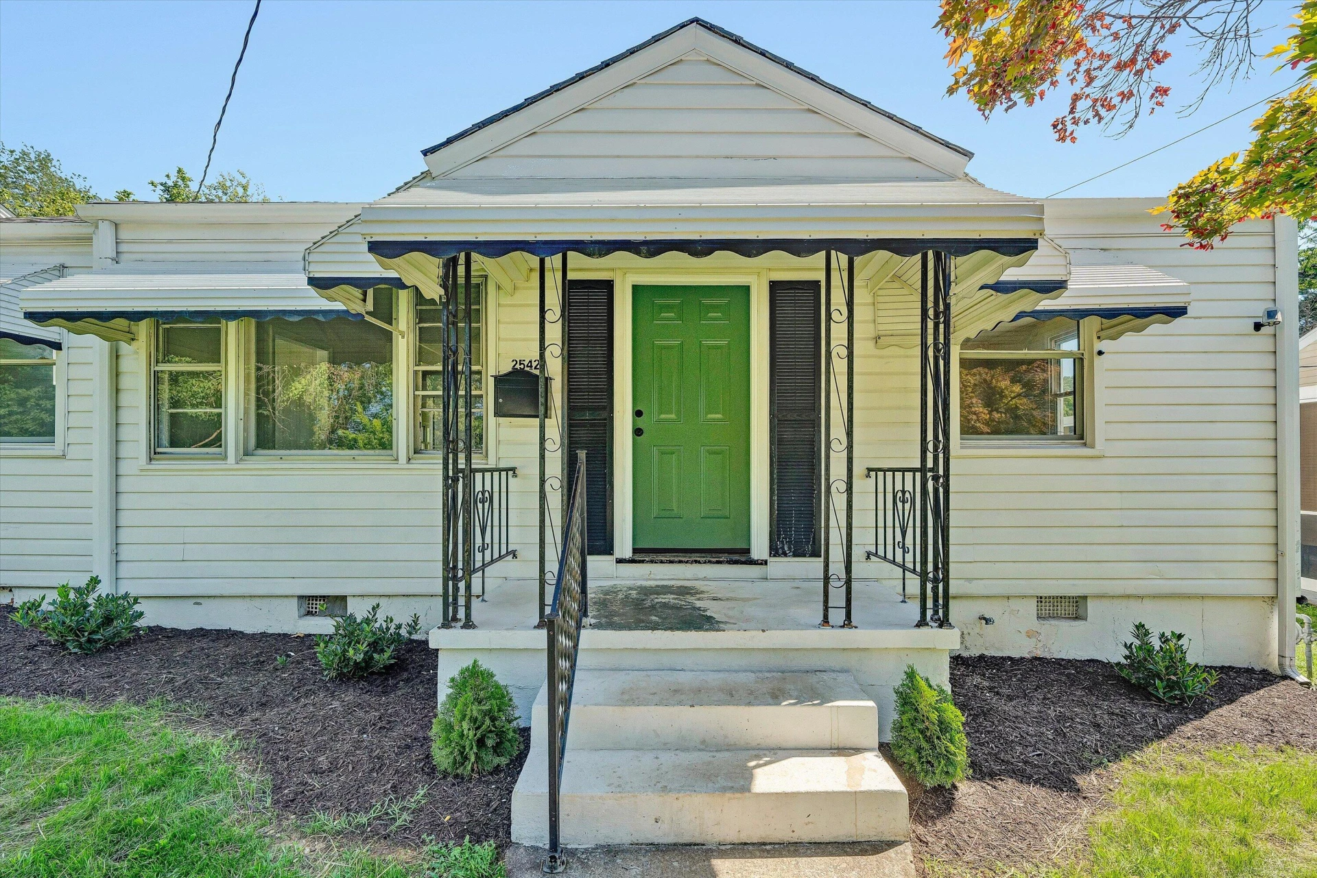 2542 Berkley AVE SW - Photo 2