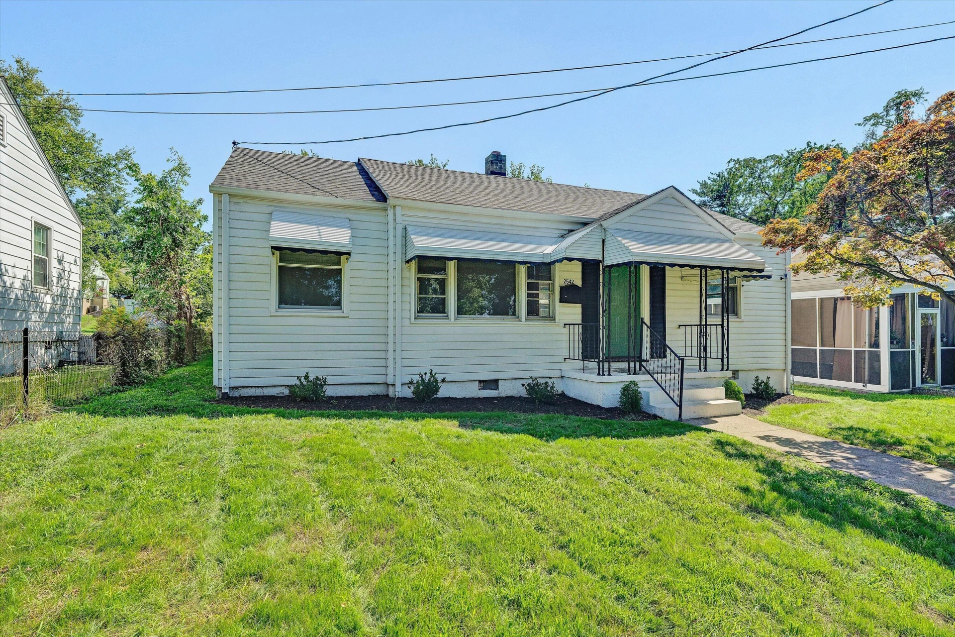 2542 Berkley AVE SW - Photo 3
