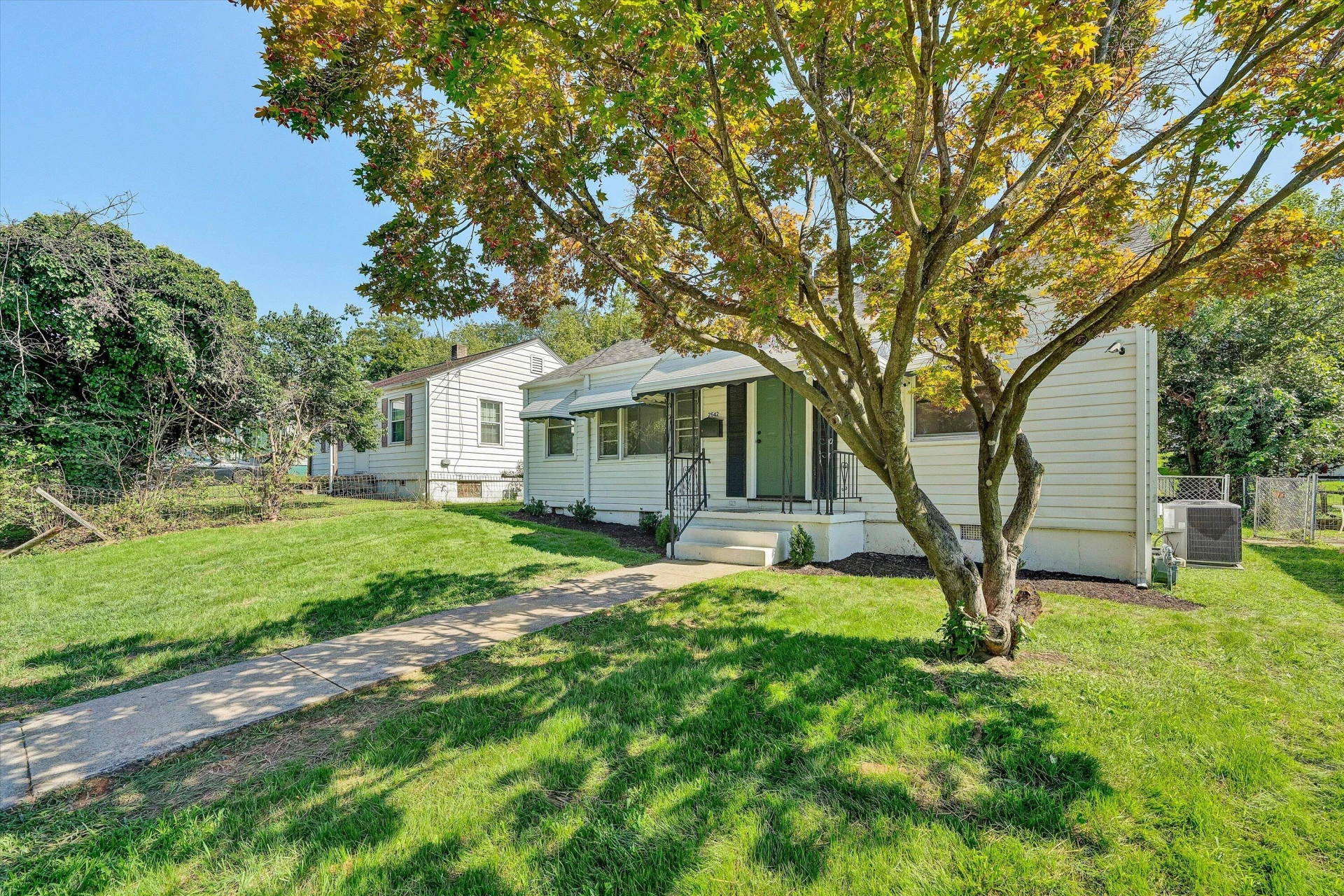 2542 Berkley AVE SW - Photo 4