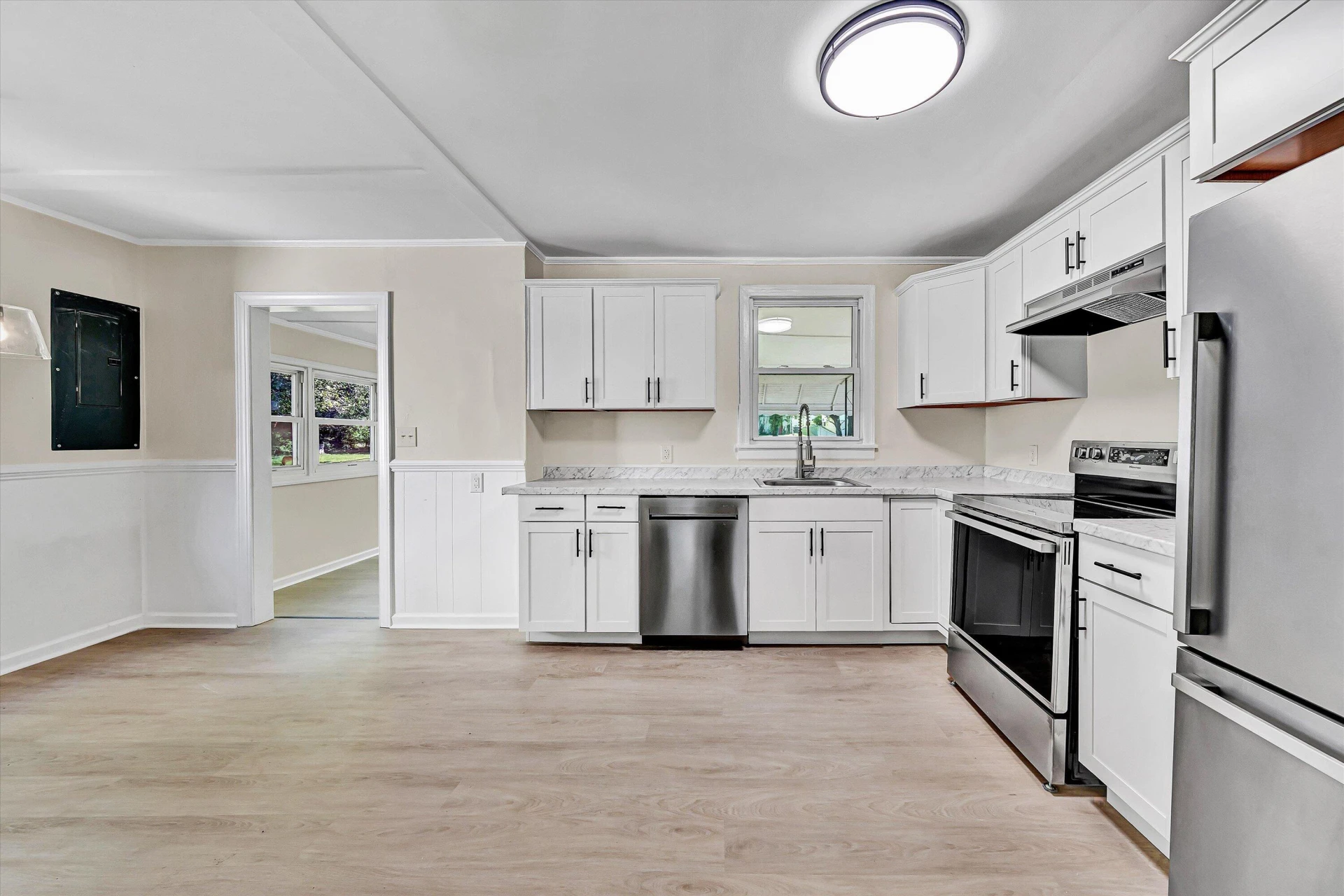 2542 Berkley AVE SW - Photo 9
