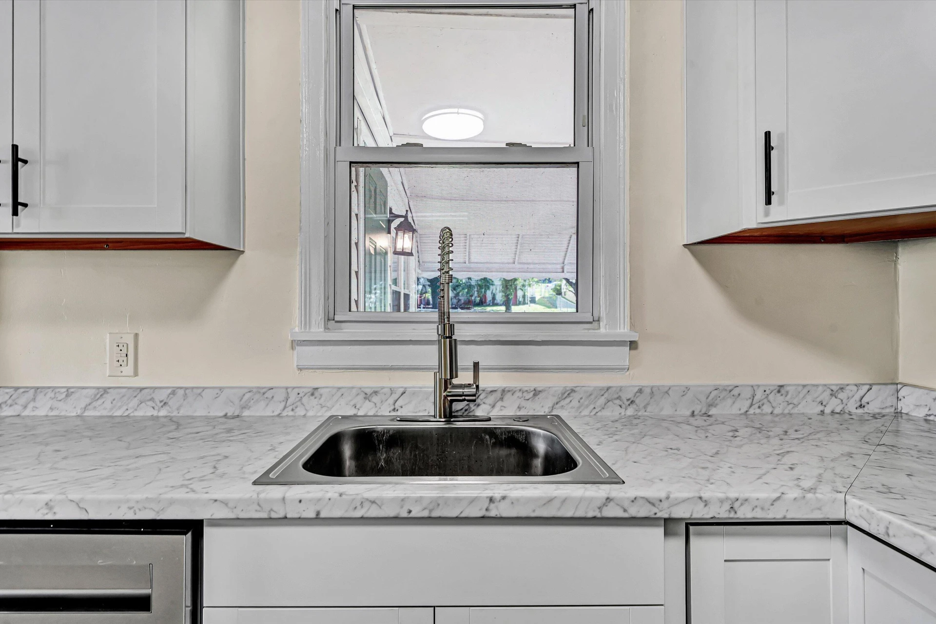 2542 Berkley AVE SW - Photo 11