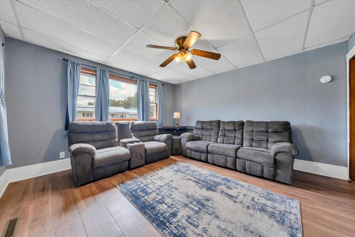 516 Railroad AVE - Photo 2