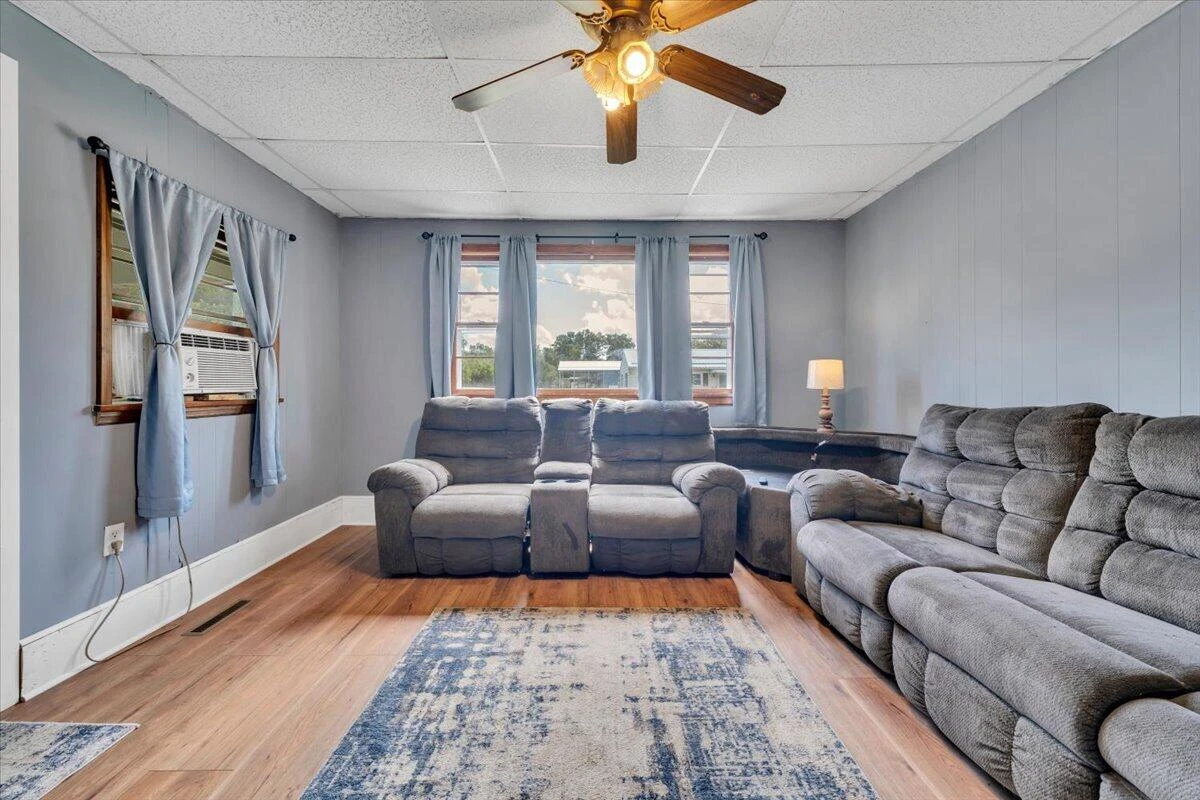 516 Railroad AVE - Photo 3
