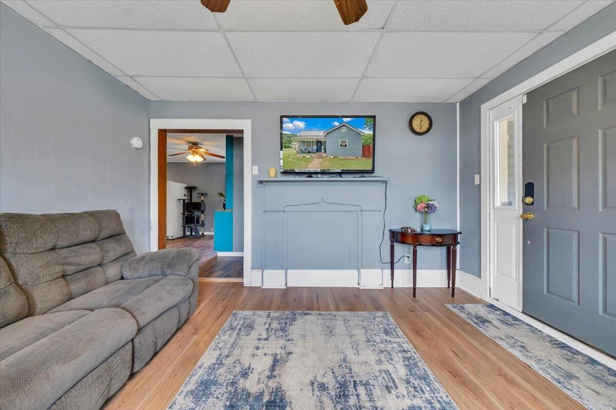 516 Railroad AVE - Photo 4