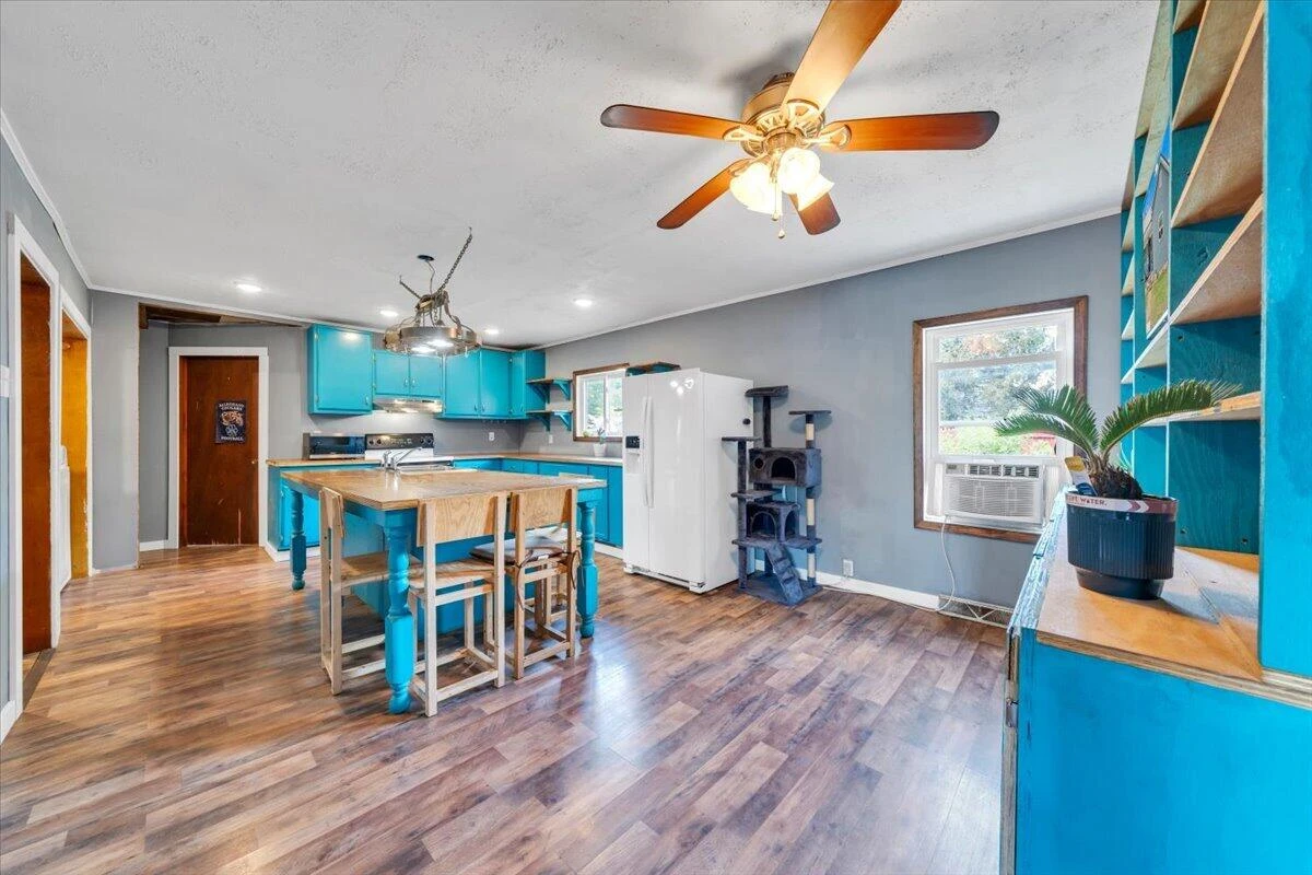516 Railroad AVE - Photo 5