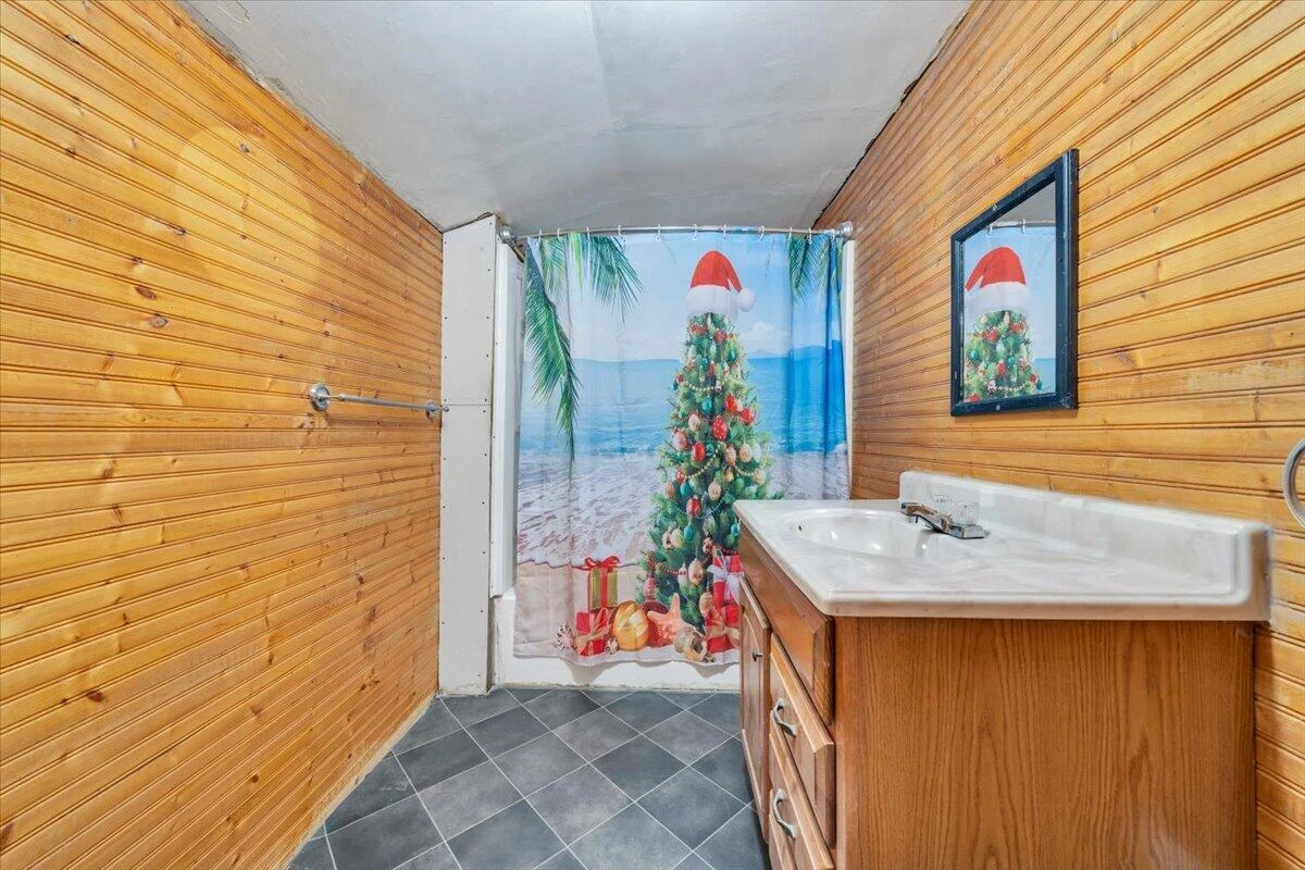 516 Railroad AVE - Photo 16