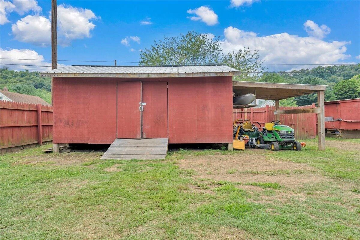 516 Railroad AVE - Photo 24