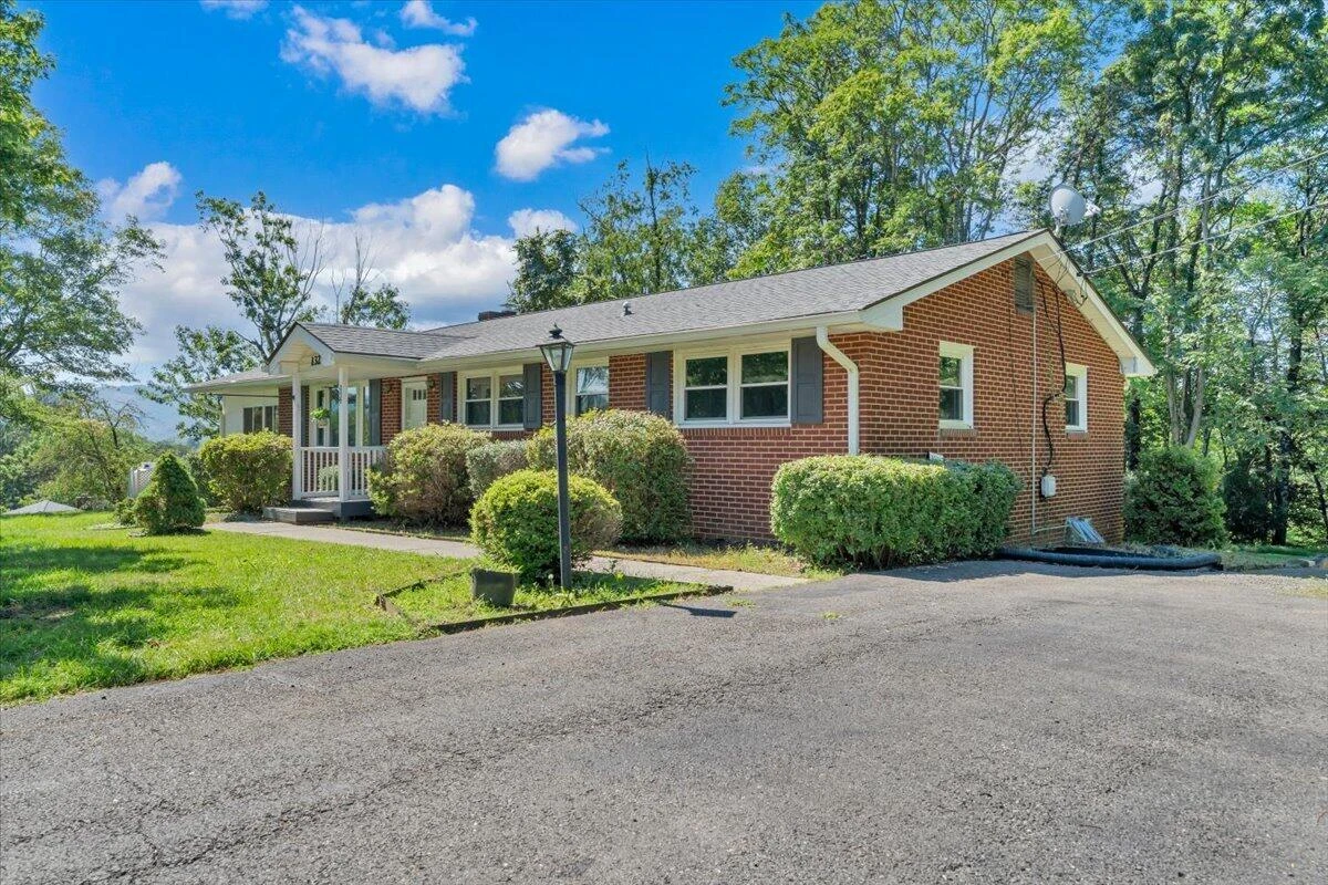 1322 Lakeridge CIR - Photo 2