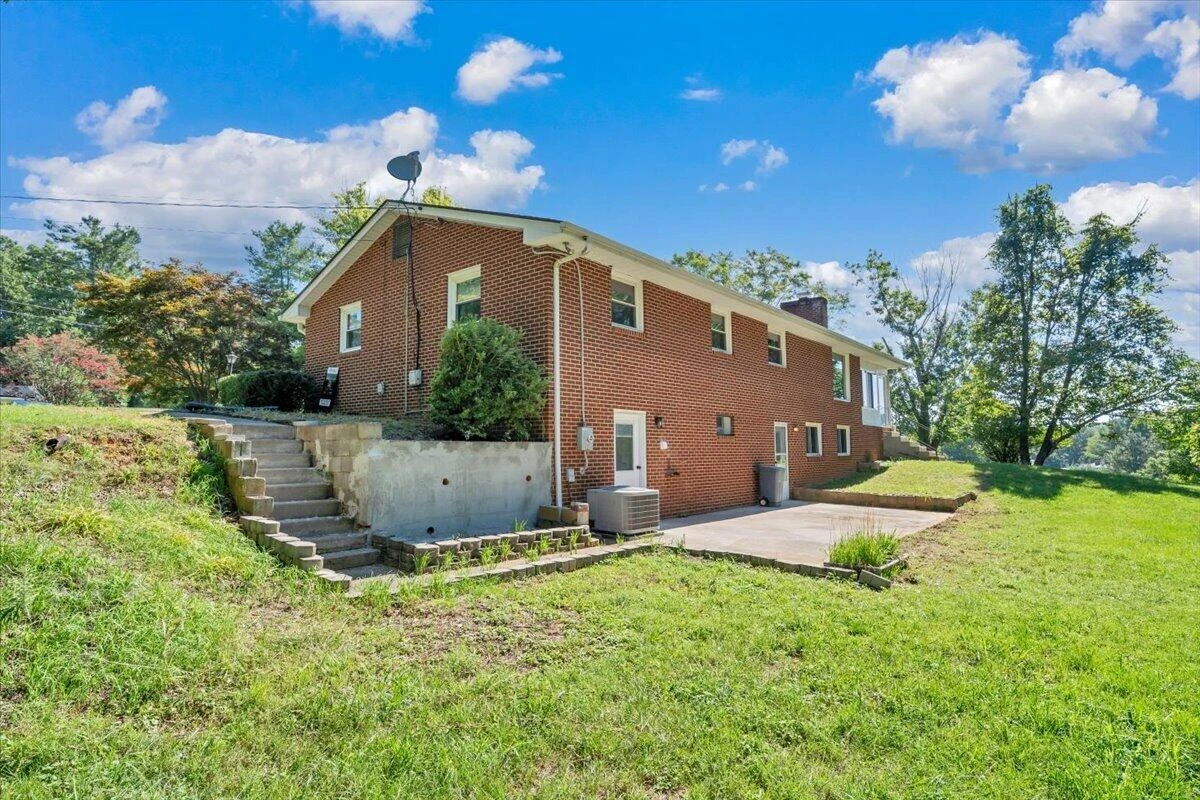 1322 Lakeridge CIR - Photo 4