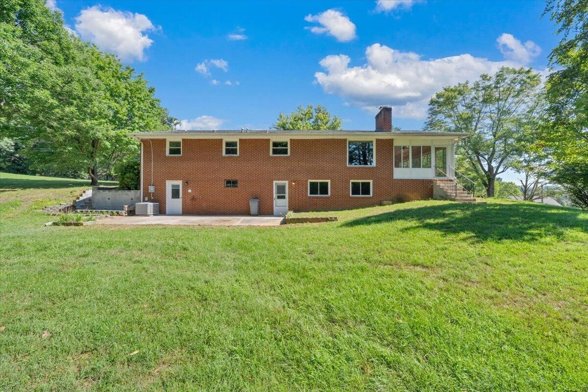 1322 Lakeridge CIR - Photo 5