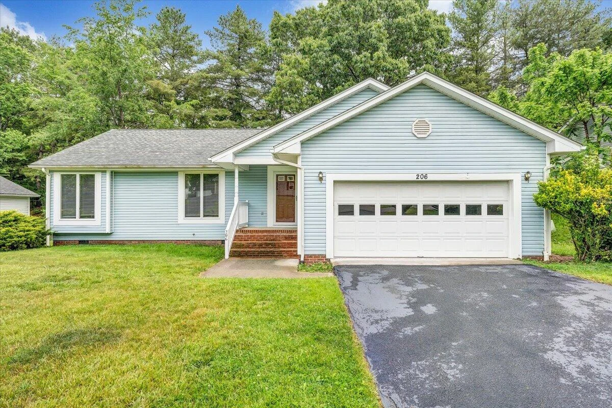 206 Sheppard AVE