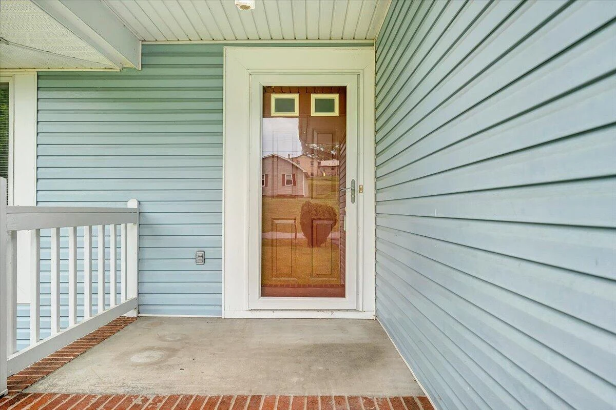 206 Sheppard AVE - Photo 2