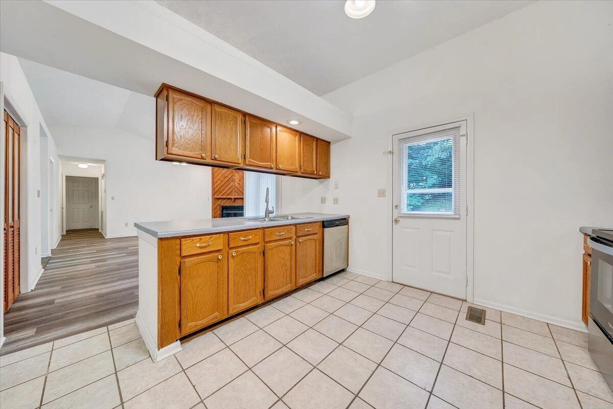 206 Sheppard AVE - Photo 10