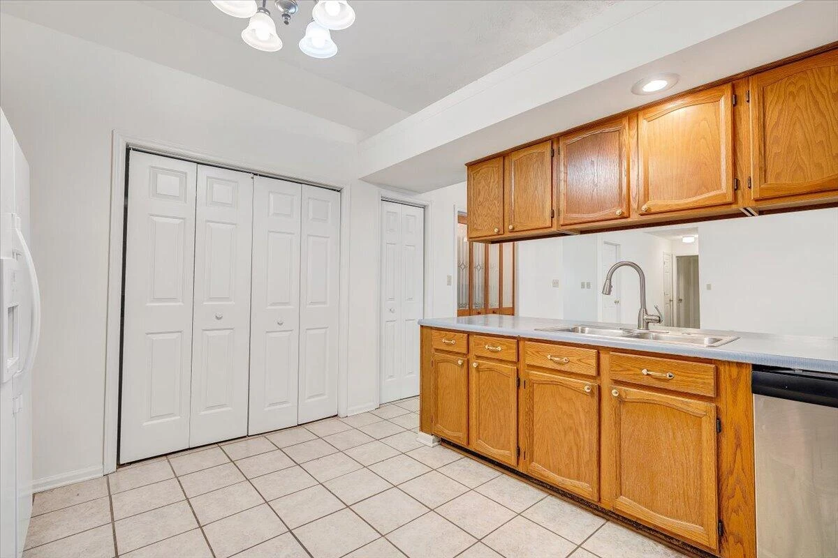 206 Sheppard AVE - Photo 15