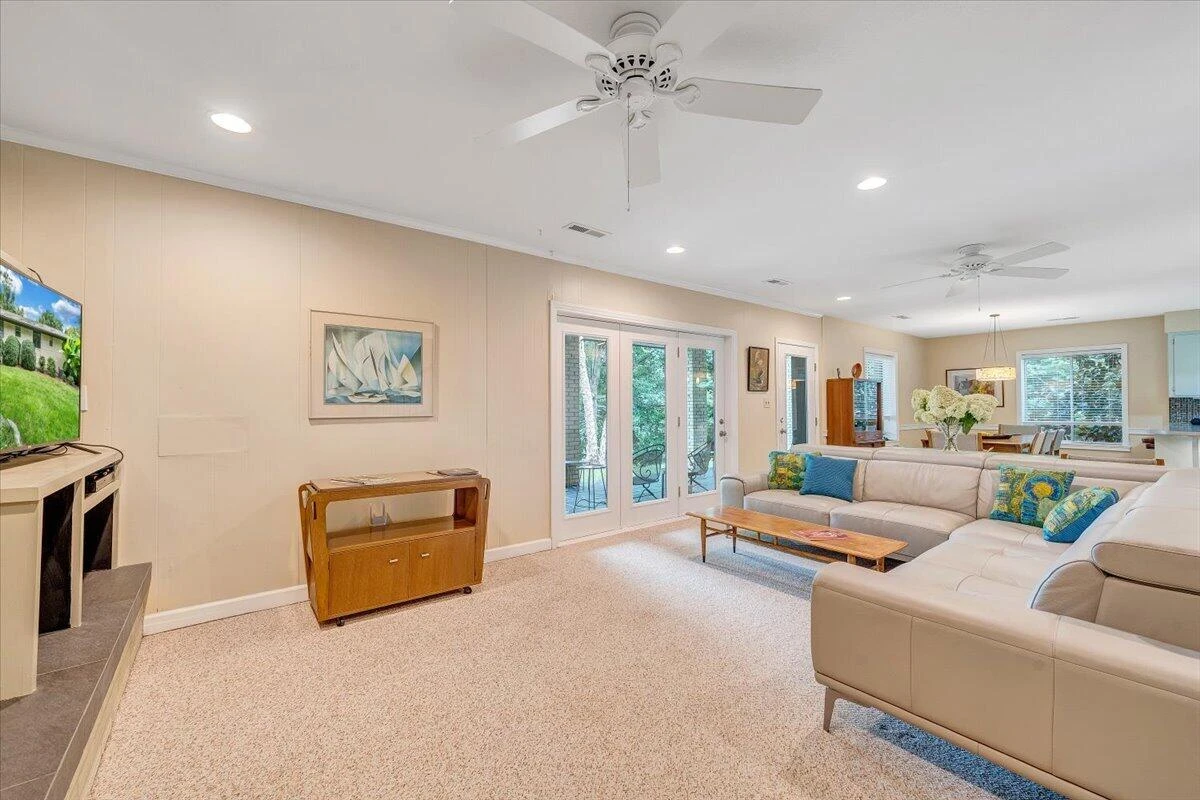 1276 Belle Isle DR - Photo 32