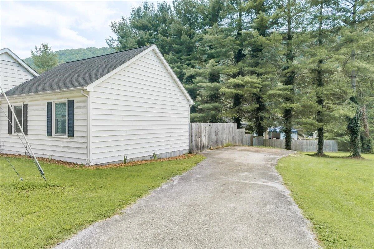 138 Weaver DR - Photo 4