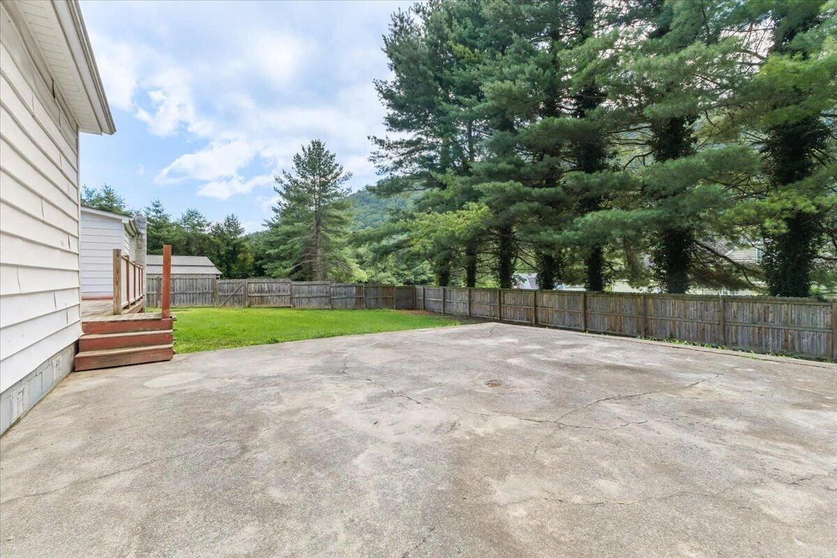 138 Weaver DR - Photo 23