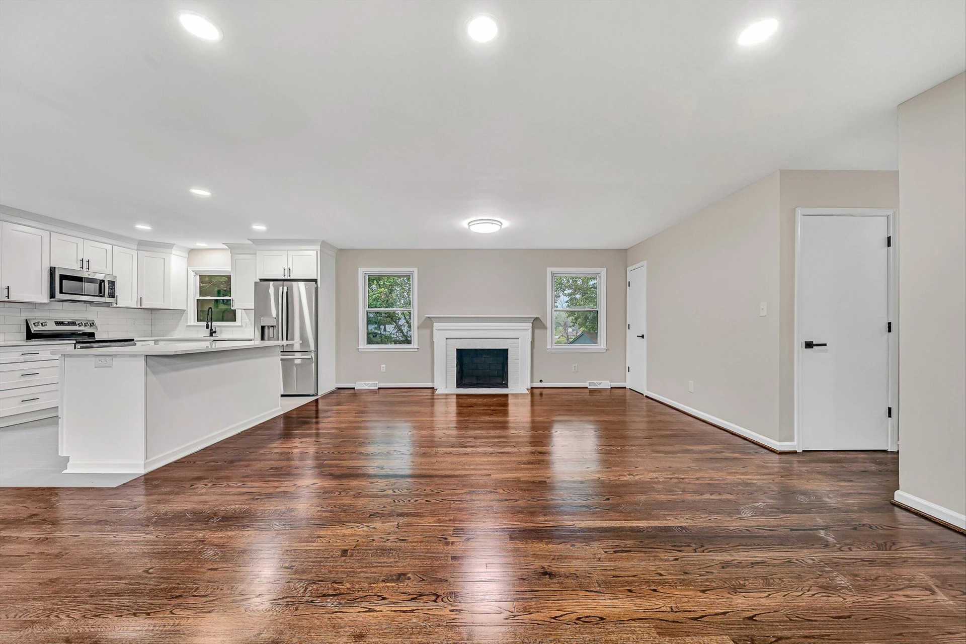 4549 Kirkwood DR - Photo 8