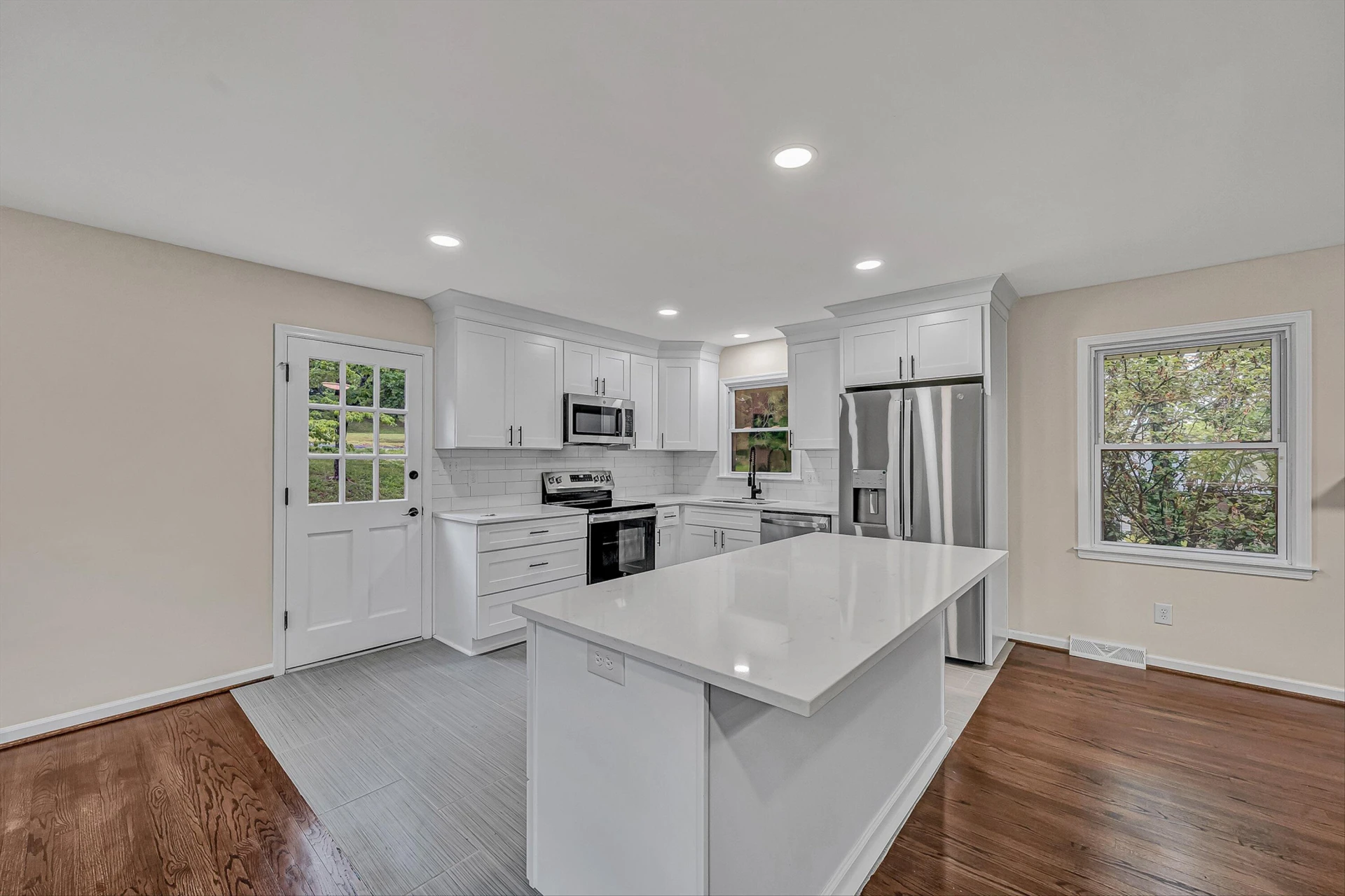 4549 Kirkwood DR - Photo 9