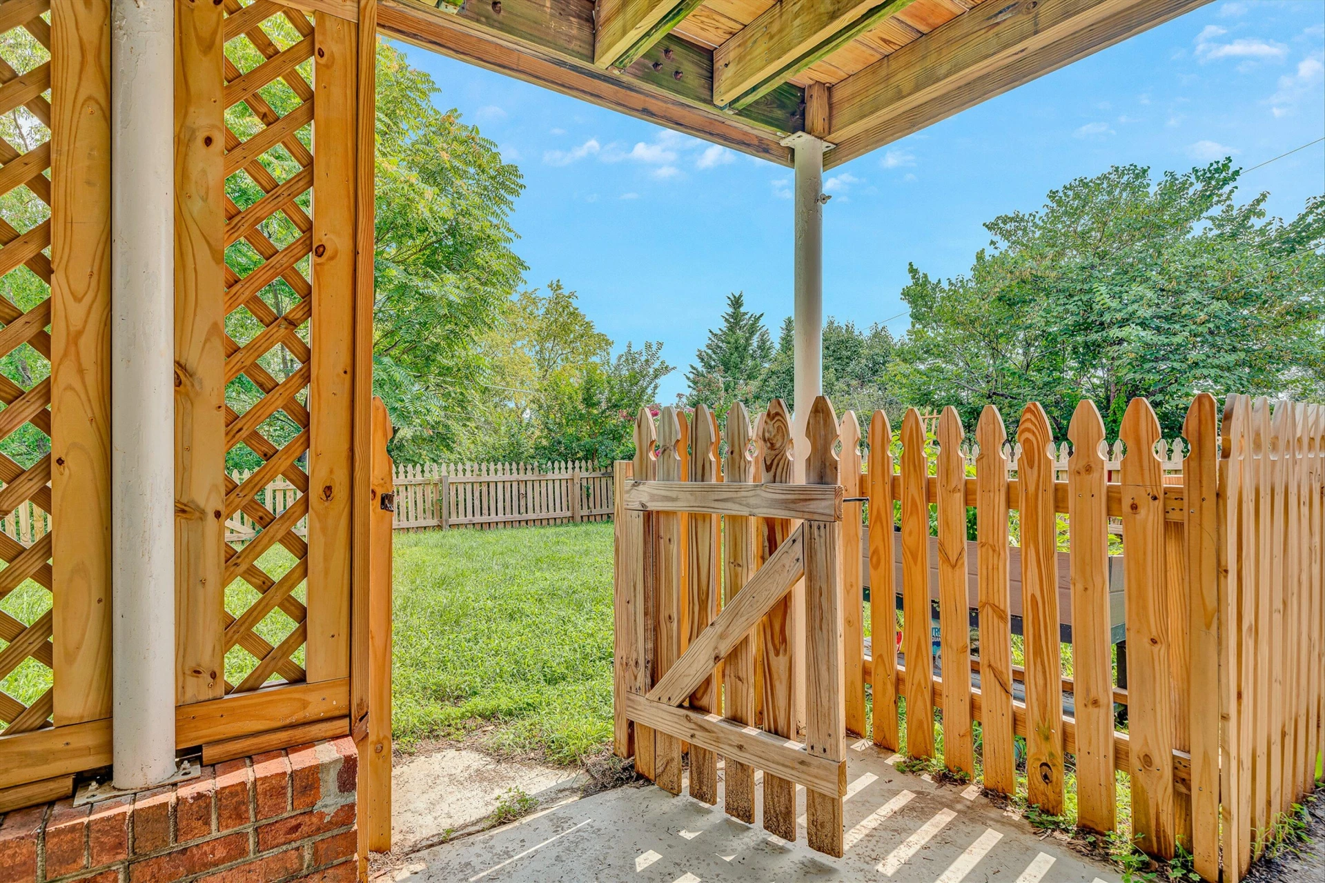 526 Aragona DR - Photo 32