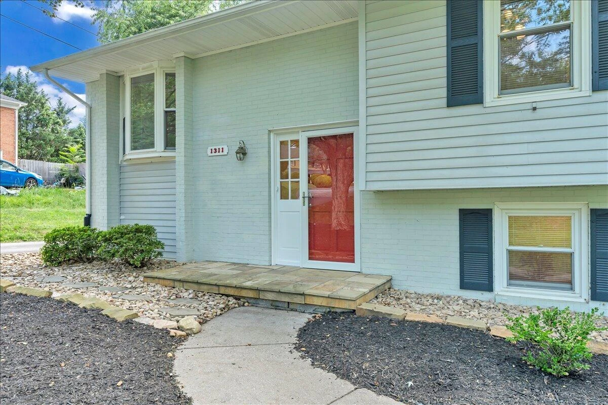 1311 Catawba RD - Photo 2