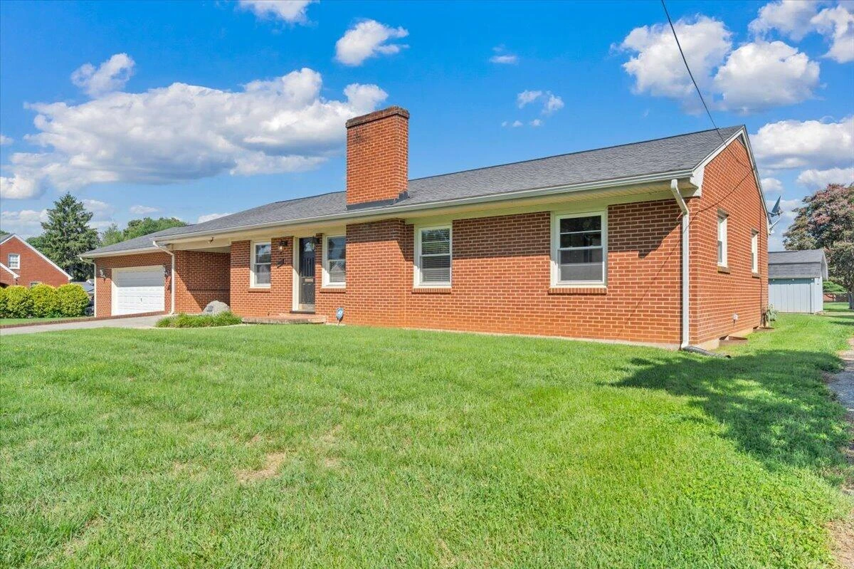 3110 Maplelawn AVE NW - Photo 3