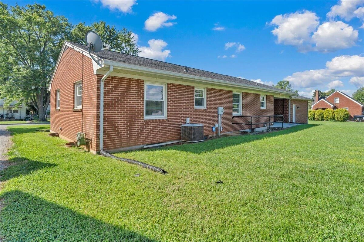 3110 Maplelawn AVE NW - Photo 44