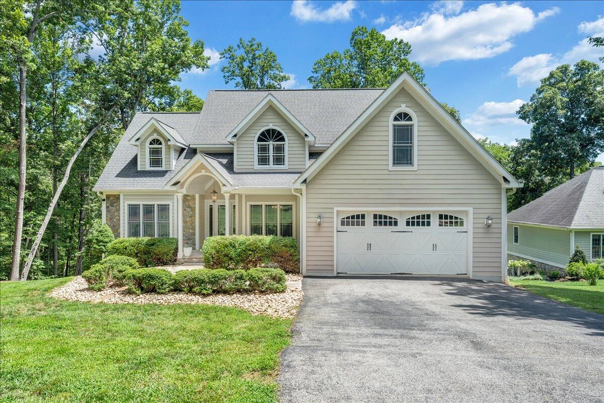 235 Waverly LN