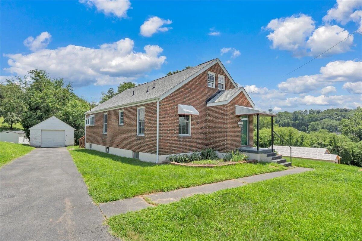 1604 Hiram ST SE - Photo 2